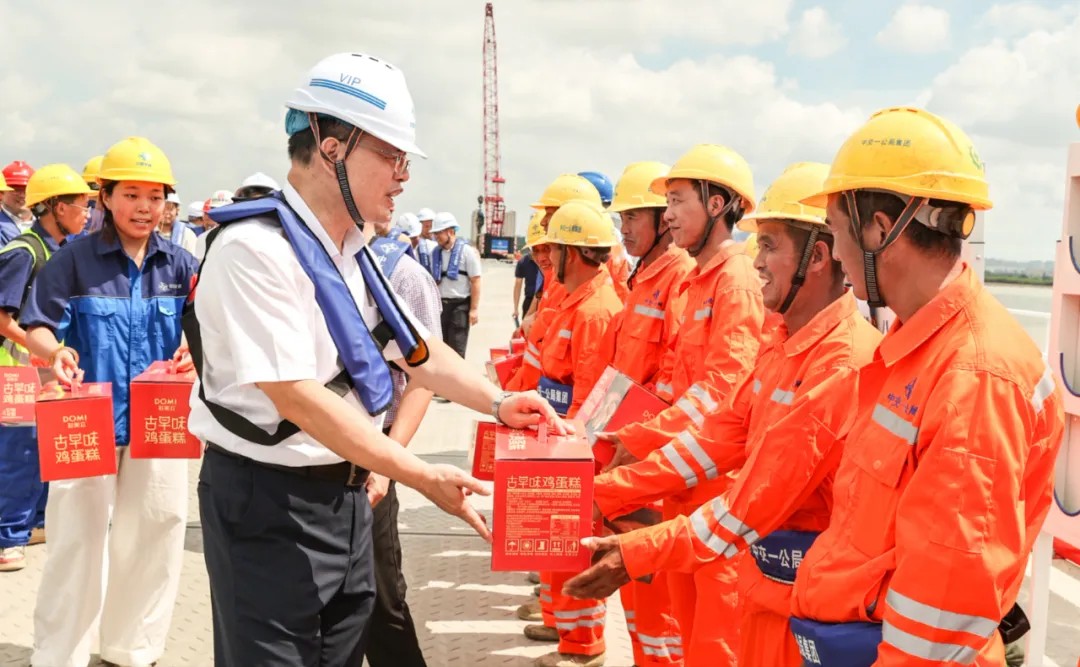 蔡战胜调研园区标准化、重点项目建设并开展巡河